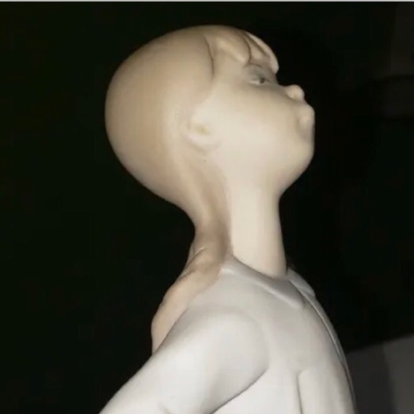 LLADRO #4872 Girl in Nightgown - Picture 6 of 8